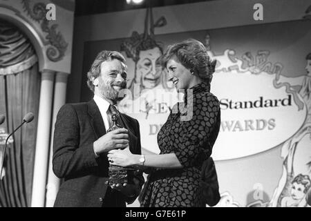 Le compositeur américain Stephen Sondheim reçoit le prix spécial lors du Evening Standard Drama Awards pour sa contribution au théâtre musical, qui lui a été remis par la princesse de Galles. Banque D'Images