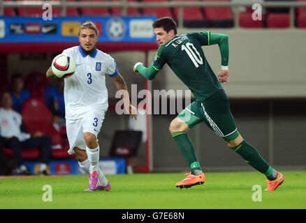 Kostas Stafylidis en Grèce et Kyle Lafferty en Irlande du Nord (à droite) lors du match de qualification de l'UEFA Euro 2016 au Stadio Georgios Karaiskakis, Pirée. Banque D'Images