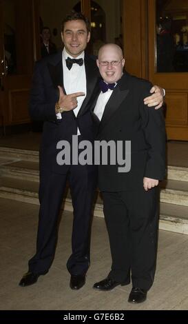 Les comédiens David Walliams (à gauche) et Matt Lucas à l'occasion du 10e anniversaire des National Television Awards 2004, qui s'est tenu au Royal Albert Hall de Londres. Banque D'Images