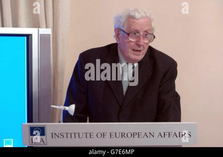 L'ancien Taoiseach Dr Garret FitzGerald lance la publication de l'Institut des affaires européennes intitulée "Europe Re-United: A Constitutional Treaty", à la Maison de l'Europe, rue Grand Georges Nord, Dublin, Irlande. Banque D'Images