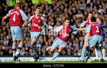 Lee Hendrie (au centre) d'Aston Villa célèbre son score contre Everton lors du match Barclays Premiership à Goodison Park, Liverpool, le samedi 30 octobre 2004. Banque D'Images