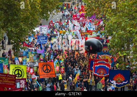 Des manifestants participent à la marche « la Grande-Bretagne a besoin d'une augmentation de salaire » dans le centre de Londres, organisée par la TUC, alors que les travailleurs du secteur public appellent à la fin de l'austérité et à souligner la nécessité d'augmenter les salaires après les jours d'action industrielle par les infirmières, les sages-femmes et les fonctionnaires. Banque D'Images