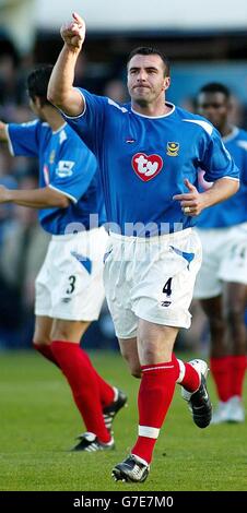 David Unsworth de Portsmouth célèbre son but contre Manchester United lors du match Barclays Premiership au Fratton Park, Portsmouth, le samedi 30 octobre 2004. Banque D'Images