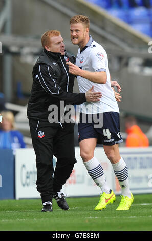 Football - Championnat Sky Bet - Birmingham City / Bolton Wanderers - St Andrew's.Matthew Mills de Bolton Wanderers célèbre le premier but de ses côtés avec Neil Lennon, le directeur de Bolton Wanderers Banque D'Images