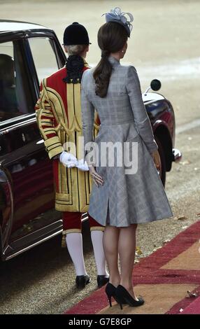 La duchesse de Cambridge arrive pour un accueil cérémonial pour le président de Singapour Tony Tan, et sa femme, à Horse Guards Parade à Londres, le premier d'une visite d'État de quatre jours en Grande-Bretagne. Banque D'Images