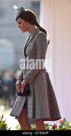 La duchesse de Cambridge sourit lors d'une cérémonie de bienvenue pour le président de Singapour Tony Tan, et sa femme, à Horse Guards Parade à Londres, le premier d'une visite d'État de quatre jours en Grande-Bretagne. Banque D'Images