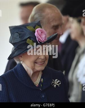 La reine Elizabeth II et le duc d'Édimbourg arrivent pour saluer le président de Singapour Tony Tan Keng Yam et sa femme Mary Chee au Horse Guards Parade Londres, le premier d'une visite d'État de quatre jours en Grande-Bretagne. Banque D'Images