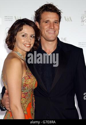 James Cracknell, médaillé d'or olympique, et son épouse Beverly Turner arrivent pour les British Fashion Awards au Victoria and Albert Museum, dans le centre de Londres. Cet événement, dirigé par le British Fashion Council, favorise la créativité et l'influence internationale du design de mode britannique. Banque D'Images