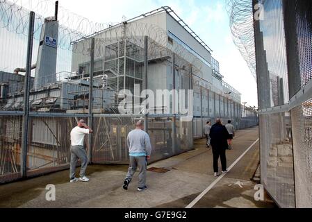 Les détenus marchent le long de la jetée pour monter à bord du seul navire de prison de Grande-Bretagne, HMP Weare, à Portland, dans le Dorset.L'inspecteur en chef des prisons Anne Owers a qualifié l'institution de « inadaptée pour le XXIe siècle », ajoutant « Weare is, littéralement et métaphoriquement, un conteneur.Le logement des prisonniers n'a pas accès à l'air frais et, dans certains cas, à la lumière naturelle. Banque D'Images