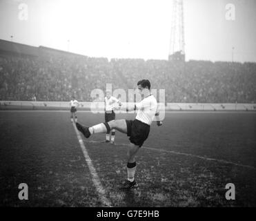 Jimmy McIlroy à l'intérieur droit du Burnley FC. Le club de la première division doit rencontrer les détenteurs de la coupe FA Tottenham Hotspur lors de la finale de la coupe FA 1962 à Wembley le samedi 5 mai. Banque D'Images