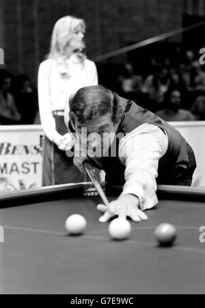 Un moment de concentration pour l'ancien champion de snooker Pot Black, Australie Eddie Charlton pendant les premières étapes de sa finale de quart contre les îles du Nord Alex Higgins dans les maîtres Benson et Hedges au centre de conférence Wembley.08/11/04: Eddie Charlton, décédé dans un hôpital néo-zélandais à l'âge de 75 ans, selon le Sydney Morning Herald.Charlton était en Nouvelle-Zélande pour une série d'expositions et d'engagements et est tombé malade.Il est entendu qu'il est décédé en soins intensifs suite à des complications après une intervention chirurgicale.Il a été battu en trois finales de Championnat du monde - à John en Angleterre Banque D'Images