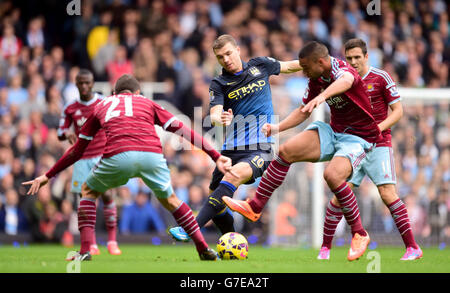 Football - Barclays Premier League - West Ham United / Manchester City - Upton Park.Winston Reid (à droite) de West Ham United et Edin Dzeko (au centre) de Manchester City se battent pour le ballon Banque D'Images