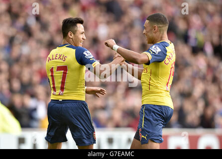 Alexis Sanchez d'Arsenal (à gauche) célèbre le premier but de son côté du jeu avec son coéquipier Alex Oxlade-Chamberlain (à droite) lors du match de la Barclays Premier League au stade de Light, Sunderland.APPUYEZ SUR ASSOCIATION photo.Date de la photo: Samedi 25 octobre 2014.Voir PA Story FOOTBALL Sunderland.Le crédit photo devrait indiquer Owen Humphreys/PA Wire.Usage éditorial uniquement.45 images maximum pendant une comparaison.Pas d'émulation vidéo ni de promotion en direct.Aucune utilisation dans les jeux, les compétitions, les marchandises, les Paris ou les services de club/joueur unique.Ne pas utiliser avec les supports audio, vidéo, de données, de fixations ou non officiels Banque D'Images