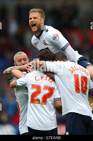 Matthew Mills de Bolton Wanderers saute sur ses coéquipiers comme The Celebrate The second but marqué par Bolton Wanderers's Mark Davies Banque D'Images