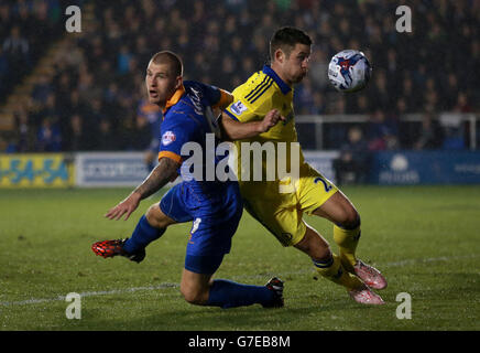 James Collins (à gauche) de Shrewsbury Town et Gary Cahill de Chelsea se battent pour le ballon lors du match de la quatrième ronde de la coupe Capital One à Greenhous Meadow, Shrewsbury. Banque D'Images