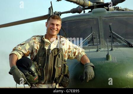 USAGE À L'ÉTRANGER SEULEMENT : le capitaine de vaisseau Scott Watkins, 33 ans, dont le copilote a été tiré dans la poitrine alors qu'il était aux commandes, se tient devant son hélicoptère Lynx, en Irak. Banque D'Images