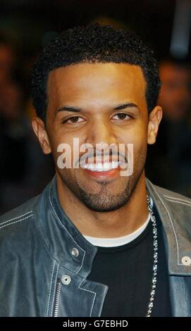 Craig David, chanteur de R'n'B, arrive pour le UK Music Hall of Fame - finale en direct, au Hackney Empire dans l'est de Londres. La série Channel 4, qui s'intéresse à la musique populaire des années 1950 aux années 1980, demande au public de voter sur qui doit entrer dans le Temple de la renommée, et les gagnants sont intronisés ce soir. Banque D'Images