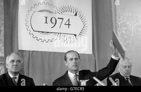 Sir James Dunnet (l) et Lord Watkinson accompagnent le prince Philip lors d'une conférence de presse à la maison Marlborough à Londres, alors qu'il annonce le programme de la conférence d'étude du duc d'Édimbourg.La conférence, la quatrième de la série, se tiendra à Oxford et portera sur les relations entre l'industrie et la société.*numérisation basse résolution à partir de l'impression, haute résolution disponible sur demande* Banque D'Images