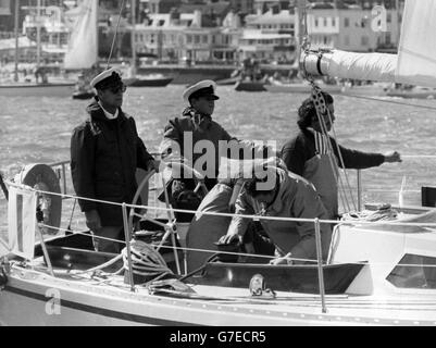 À côté du duc d'Édimbourg, qui aide à diriger le yacht océanique Yeoman XIX, se trouve le prince Andrew, 13 ans, qui est initié à la course de la semaine de Cowes.Ils étaient en compétition pour la coupe Britannia et se déplacent vers la ligne de départ.*numérisation basse résolution à partir de l'impression, haute résolution disponible sur demande* Banque D'Images