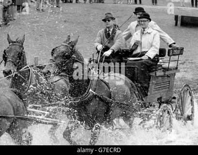 Le duc d'Édimbourg, qui a été secoué et meurtri lors d'un accident avec une wagonette au château de Windsor aujourd'hui, est vu conduire un chien-charrette Balmoral tiré par des chevaux à travers un danger d'eau à Virginia Water.Il a participé au Marathon du Championnat d'Europe de conduite (dans le cadre du Royal Windsor Horse Show) en mai dernier.*numérisation basse résolution à partir de l'impression, haute résolution disponible sur demande* Banque D'Images