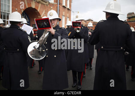 Le Royal Marine Band Service pratique leur nouvel uniforme de parade à Portsmouth, dans le Hampshire. Le Service est revenu à l'avenir en dévoilant son nouveau look - un uniforme que les musiciens ont porté il y a 50 ans. Banque D'Images