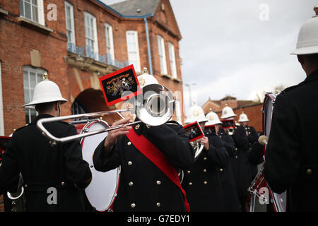 Le Royal Marine Band Service pratique leur nouvel uniforme de parade à Portsmouth, dans le Hampshire. Le Service est revenu à l'avenir en dévoilant son nouveau look - un uniforme que les musiciens ont porté il y a 50 ans. Banque D'Images