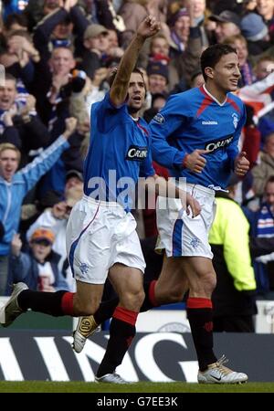 Nacho Novo des Rangers célèbre avec son coéquipier Hamed Namouchi après avoir obtenu des scores contre le Celtic lors du match de la Premier League écossaise de la Bank of Scotland au stade Ibrox. . Banque D'Images