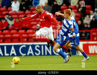 Le Marlon King de Nottingham Forest (à gauche) passe devant Steve Sidwell de Reading pendant le match de championnat Coca-Cola au City Ground, Nottingham, le samedi 20 novembre 2004.. Banque D'Images