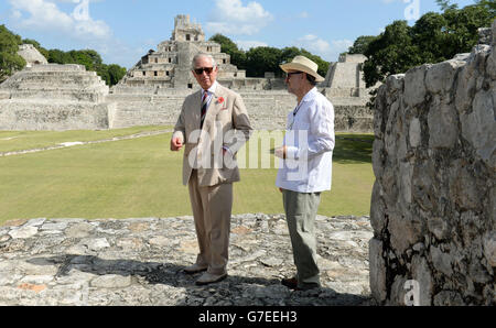 Le Prince de Galles parle avec Antonio Benavides Directeur du site Castillo, alors qu'il visite l'Acropole du site archéologique d'Edzna à Campeche, au Mexique, le huitième jour de la visite du Prince de Galles et de la Duchesse de Cornouailles en Colombie et au Mexique. Banque D'Images