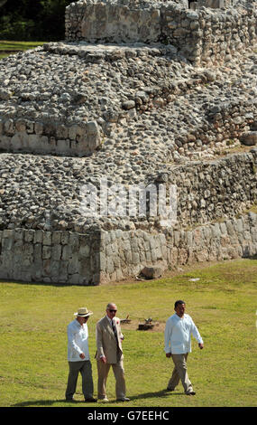 Le Prince de Galles parle avec Antonio Benavides Castillo, directeur du site et José Antonio Meade, ministre des Affaires étrangères (à droite) lorsqu'il visite l'Acropole du site archéologique d'Edzna à Campeche, au Mexique, Le huitième jour de la tournée du prince de Galles et de la duchesse de Cornouailles en Colombie et au Mexique. Banque D'Images