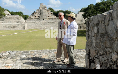 Le Prince de Galles parle avec Antonio Benavides Directeur du site Castillo, alors qu'il visite l'Acropole du site archéologique d'Edzna à Campeche, au Mexique, le huitième jour de la visite du Prince de Galles et de la Duchesse de Cornouailles en Colombie et au Mexique. Banque D'Images