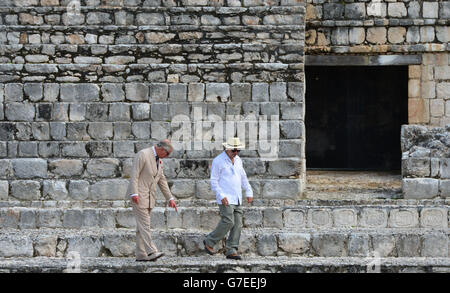 Le Prince de Galles s'entretient avec Antonio Benavides Castillo, directeur du site, lorsqu'il visite l'Acropole du site archéologique d'Edzna à Campeche, au Mexique, le huitième jour de la visite du Prince de Galles et de la Duchesse de Cornouailles en Colombie et au Mexique. Banque D'Images