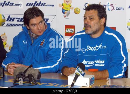 L'ancienne star brésilienne du football Socrates (à droite) avec le directeur et le propriétaire Simon Clifford lors d'une conférence de presse, après avoir fait ses débuts pour Garforth Town contre Tadcaster Albion dans la première division de la Ligue est des comtés du Nord. Banque D'Images