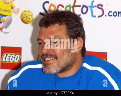 L'ancienne star brésilienne du football Socrates lors d'une conférence de presse, après avoir fait ses débuts pour Garforth Town contre Tadcaster Albion dans la première division de la Ligue est des comtés du Nord. Banque D'Images