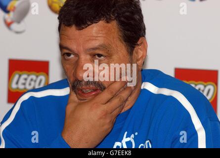 L'ancienne star brésilienne du football Socrates lors d'une conférence de presse, après avoir fait ses débuts pour Garforth Town contre Tadcaster Albion dans la première division de la Ligue est des comtés du Nord. Banque D'Images