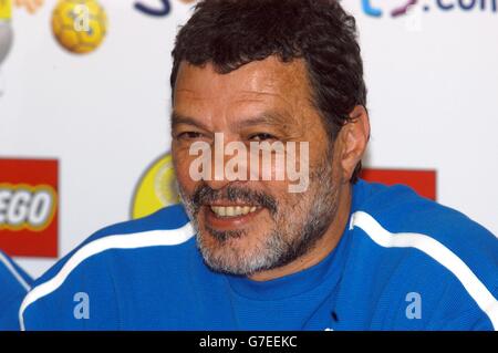 L'ancienne star brésilienne du football Socrates lors d'une conférence de presse, après avoir fait ses débuts pour Garforth Town contre Tadcaster Albion dans la première division de la Ligue est des comtés du Nord. Banque D'Images