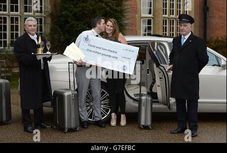 David et Sam Mackie, de Basingstoke, fêtent leur victoire et leur million de livres Et des vacances de rêve en Australie dans les nouveaux EuroMillions Tirage du méga vendredi au Tylney Hall près de Hook dans le Hampshire Banque D'Images