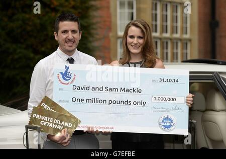 David et Sam Mackie, de Basingstoke, fêtent leur victoire et leur million de livres Et des vacances de rêve en Australie dans les nouveaux EuroMillions Tirage du méga vendredi au Tylney Hall près de Hook dans le Hampshire Banque D'Images