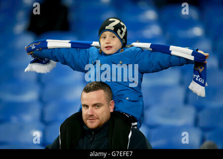 Un jeune fan d'Everton montre son soutien dans les tribunes avant le jeu Banque D'Images