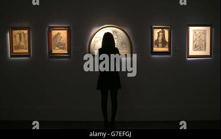 Un visiteur regarde des photos avant la vente du Surréalisme tchèque entre les guerres à la maison de vente aux enchères de Londres qui a lieu le 12 novembre. Banque D'Images