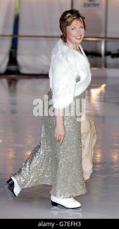 Jayne Torvill, médaillée d'or olympique et star du patinage sur glace, lors de l'ouverture de la patinoire Somerset House, dans le centre de Londres. Jane Torvill devrait également apparaître avec l'ancien partenaire de patinage Christopher Dean dans un nouveau salon ITV1 appelé Stars on Thin Ice, où ils formera des équipes de célébrités rivales qui apprendront une nouvelle routine chaque semaine et le pire sera lancé chaque semaine. Banque D'Images