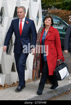 Tony et Cherie Blair arrivent au crématorium de la ville de Londres, dans le nord-est de Londres, pour les funérailles de Paul Cottingham, le partenaire de Lord Michael Cashman qui a perdu sa bataille contre le cancer le mois dernier. Banque D'Images