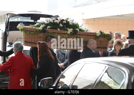 Le cercueil de Paul Cottingham arrivant au crématorium de la ville de Londres, dans le nord-est de Londres, pour ses funérailles. Banque D'Images