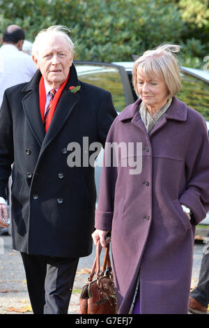 Lord Neil Kinnock et sa femme Glenys arrivent au crématorium de la ville de Londres, dans le nord-est de Londres, pour les funérailles de Paul Cottingham, le partenaire de Lord Michael Cashman qui a perdu sa bataille contre le cancer le mois dernier. Banque D'Images