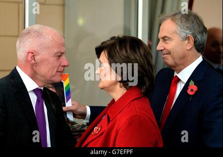 L'ancien premier ministre Tony Blair et son épouse Cherie Comfort Lord Michael Cashman (à gauche) après les funérailles de son partenaire de longue date Paul Cottingham, au crématorium de la ville de Londres, dans le nord-est de Londres. Banque D'Images