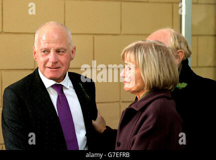 L'ancien chef du Parti travailliste Lord Neil Knnock et sa femme Glenys Comfort Lord Michael Cashman (à gauche) après les funérailles de son partenaire de longue date Paul Cottingham, au crématorium de la City of London, dans le nord-est de Londres. Banque D'Images