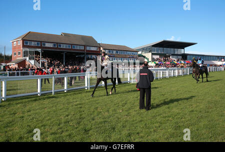 Jockey Sam Twiston-Davies sur Vago Collonges avant les pneus de Bathwick L'obstacle « National Hunt » des novices de Bideford Banque D'Images