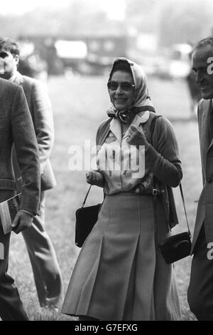 La reine Elizabeth II au Royal Windsor Horse Show. Elle a assisté à la compétition du duc d'Édimbourg au Grand Prix International de la conduite. Banque D'Images