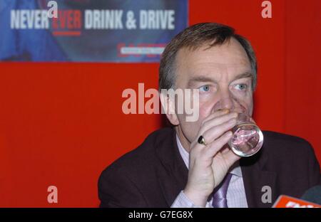 Les chauffeurs de boissons jouent à la roulette russe avec leur propre vie et celle des autres, il a été revendiqué aujourd'hui.Le ministre des Transports, Martin Cullen, prend un verre d'eau lors d'une conférence de presse pour lancer les conclusions d'un nouveau rapport soutenu par le Conseil national de sécurité sur la conduite à boire, à l'hôtel Herbert Park, Dublin, Irlande.M. Cullen a lancé le Conseil national de sécurité et la campagne antiboisson de Noël 2004 de Garda. Banque D'Images