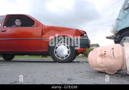 Les chauffeurs de boissons jouent à la roulette russe avec leur propre vie et celle des autres, a-t-on dit. Une maquette d'une scène d'accident, créée par les services d'accident et d'urgence pour démontrer les répercussions possibles de la conduite à boire, après une conférence de presse pour lancer les conclusions d'un nouveau rapport soutenu par le Conseil national de sécurité sur la conduite à boire, à l'hôtel Herbert Park, à Dublin, en Irlande. Banque D'Images